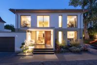 Wohnhaus im Abendlicht mit Innenbeleuchtung