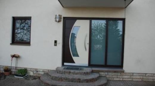 Holz-Haustür mit Seitenteil und VSG-Glas