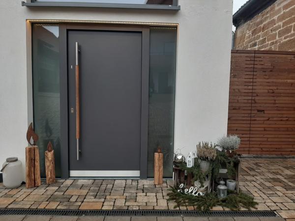 Trend Türen Haustür mit rahmenlosem Seitenteilen