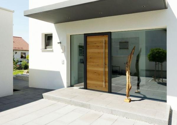 Haustür Holz mit dunklem Rahmen 