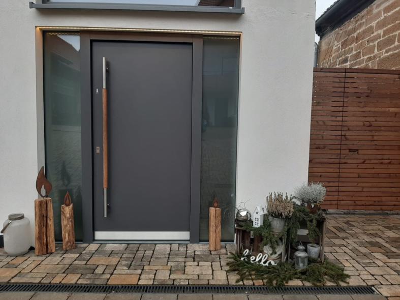 Trend Türen Haustür mit rahmenlosem Seitenteilen