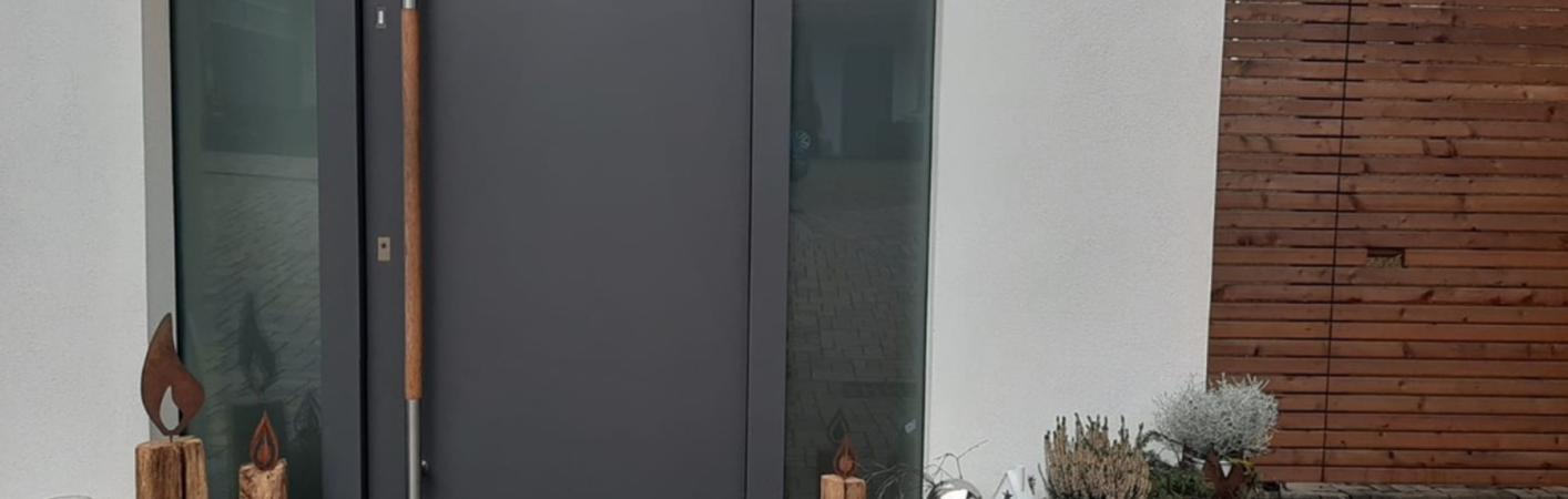 Trend Türen Haustür mit rahmenlosem Seitenteilen